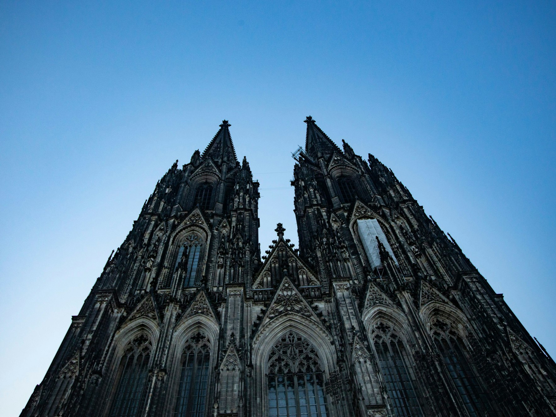 Blick auf den Kölner Dom am frühen Morgen.