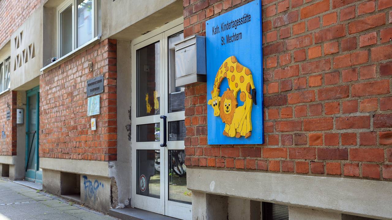 Blick auf den Eingang der Kita in Köln.
