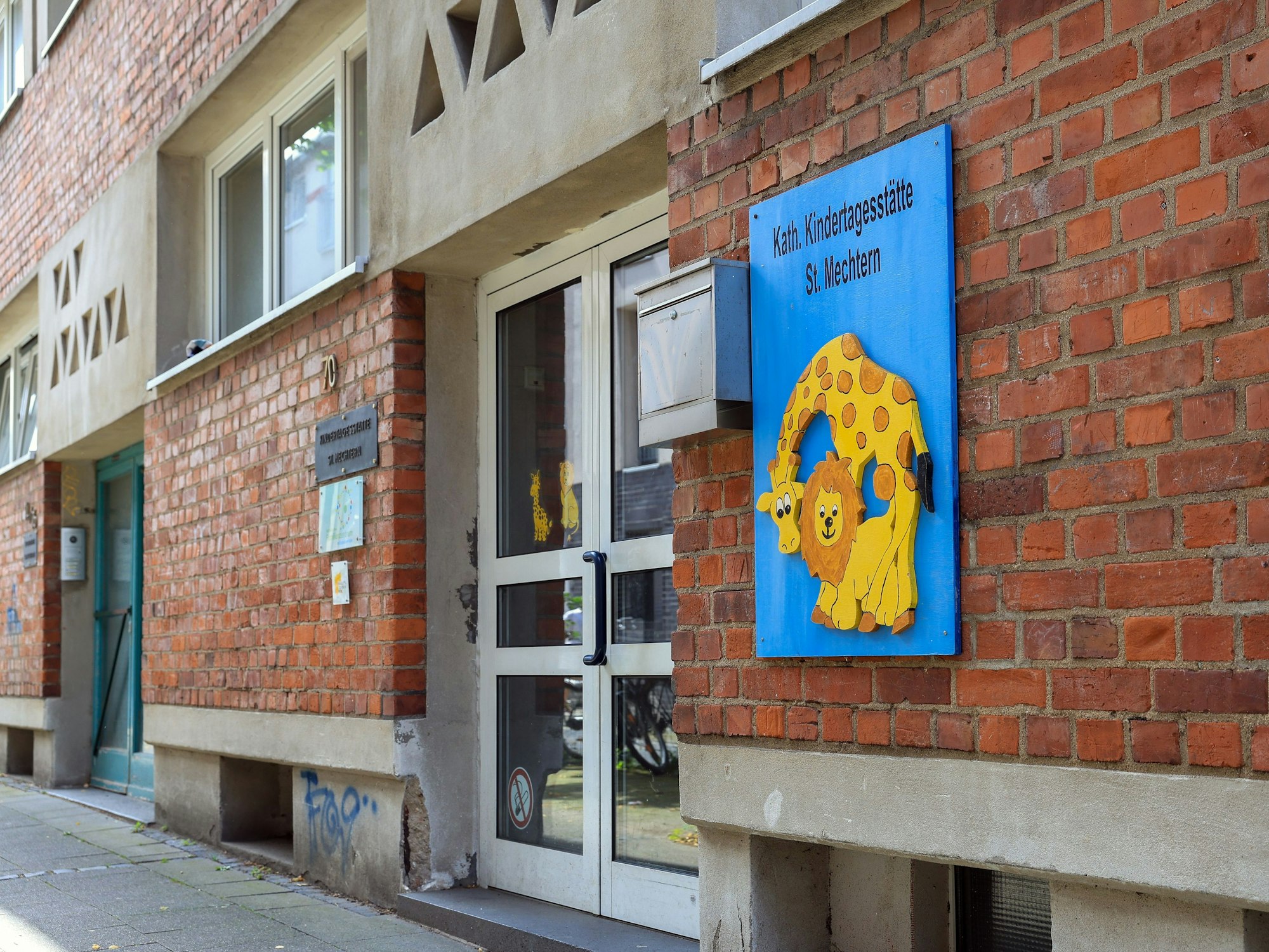 Blick auf den Eingang der Kita in Köln.