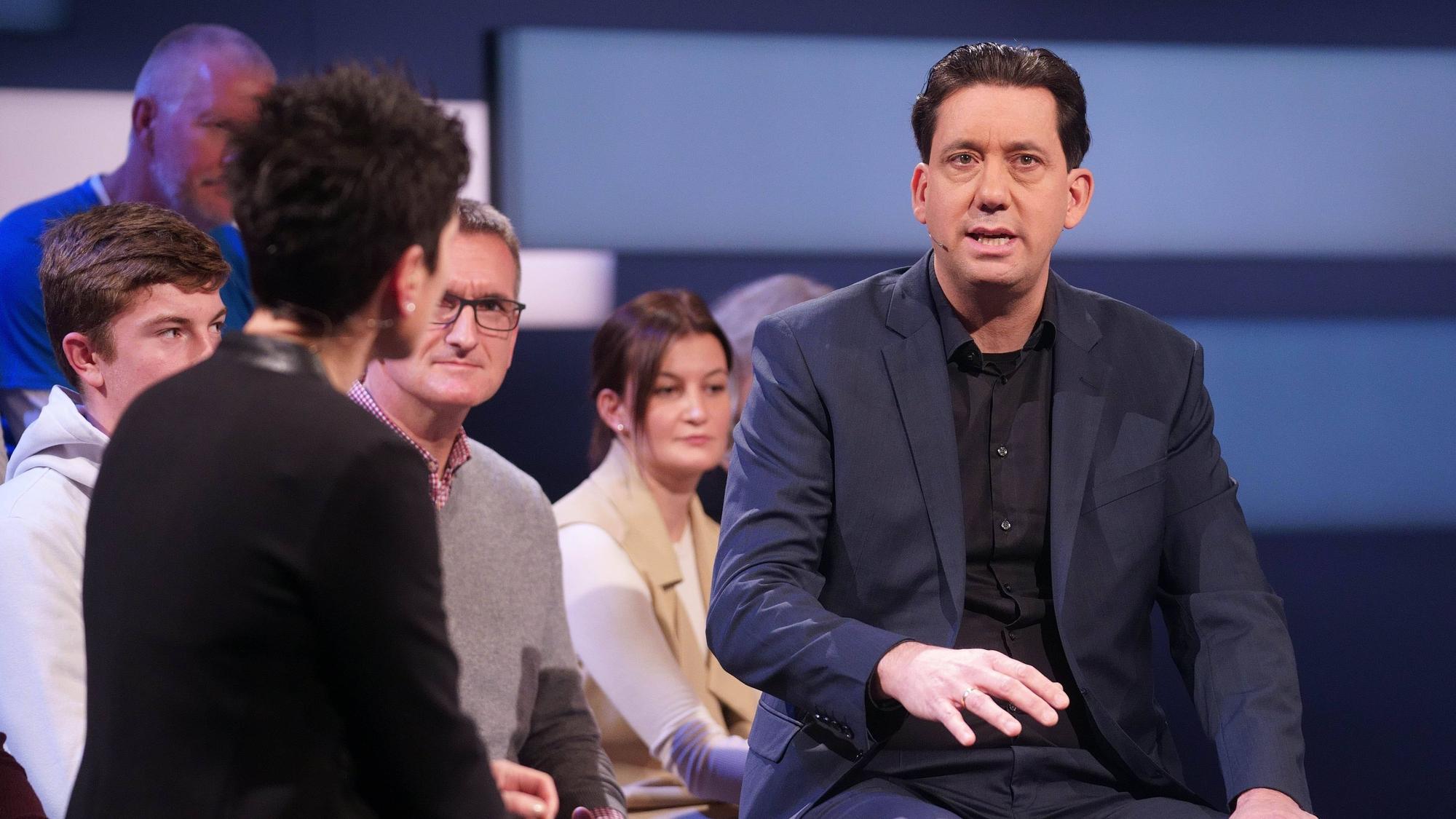 Manuel Gräfe im ZDF-„Sportstudio“ im Gespräch mit Moderatorin Dunja Hayali.