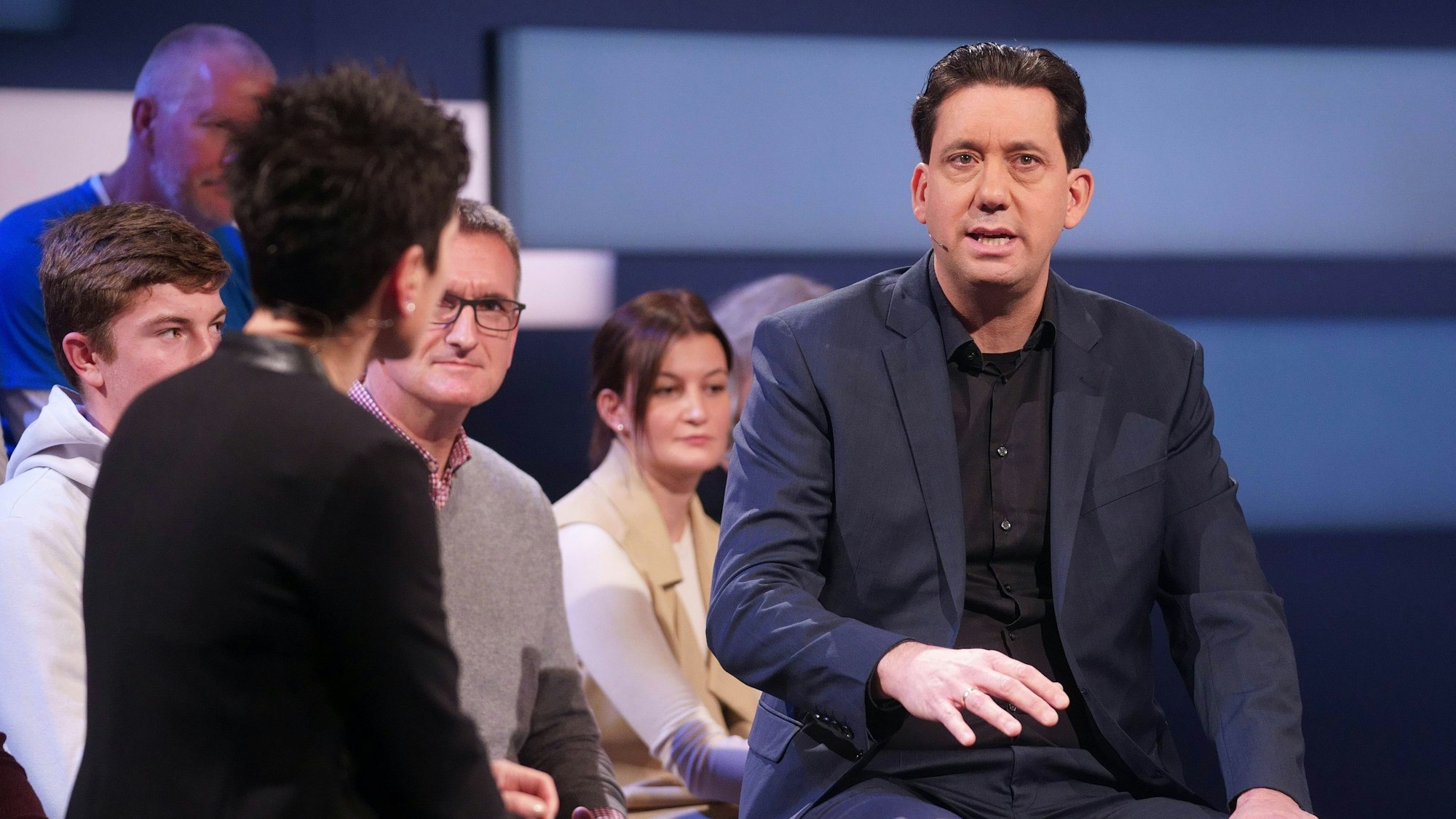 Manuel Gräfe im ZDF-„Sportstudio“ im Gespräch mit Moderatorin Dunja Hayali.