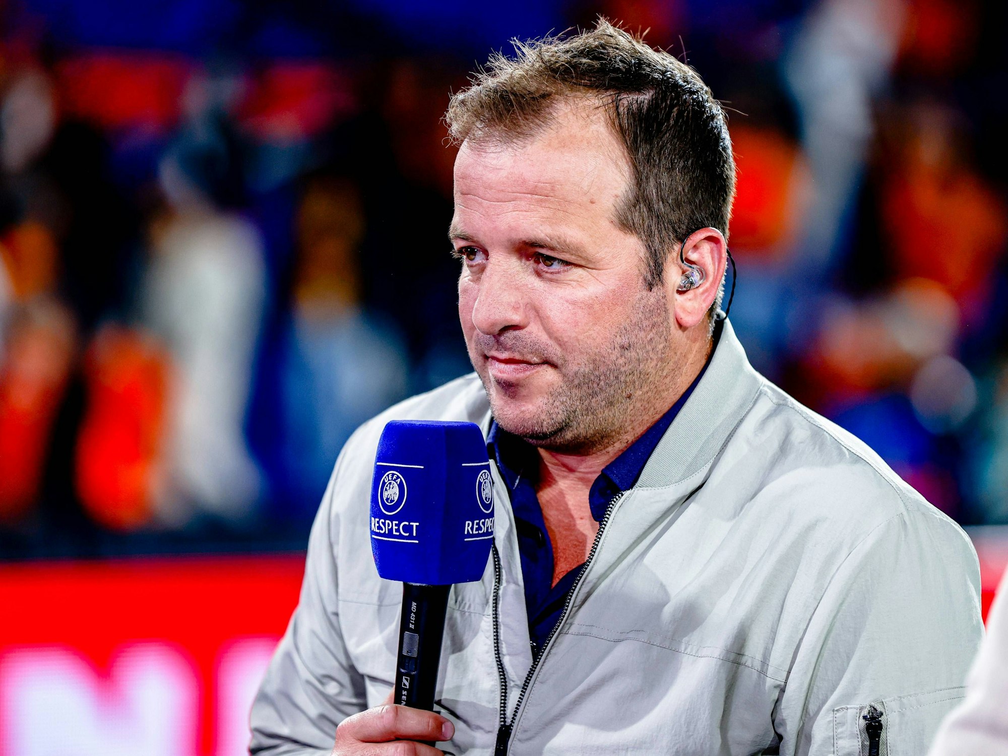 Rafael van der Vaart mit Mikrofon in der Hand.