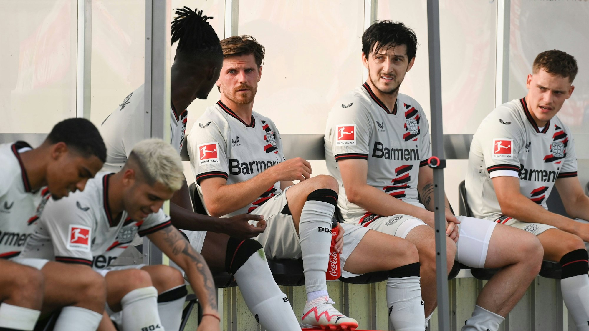 Die Stars von Bayer Leverkusen bei der Saisonvorbereitung im vergangenen Jahr im Testspiel auf der Ersatzbank.