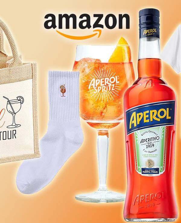 Aperol Produkte wie Tasche, Socken, Glas, Shirt vor orangenem Hintergrund