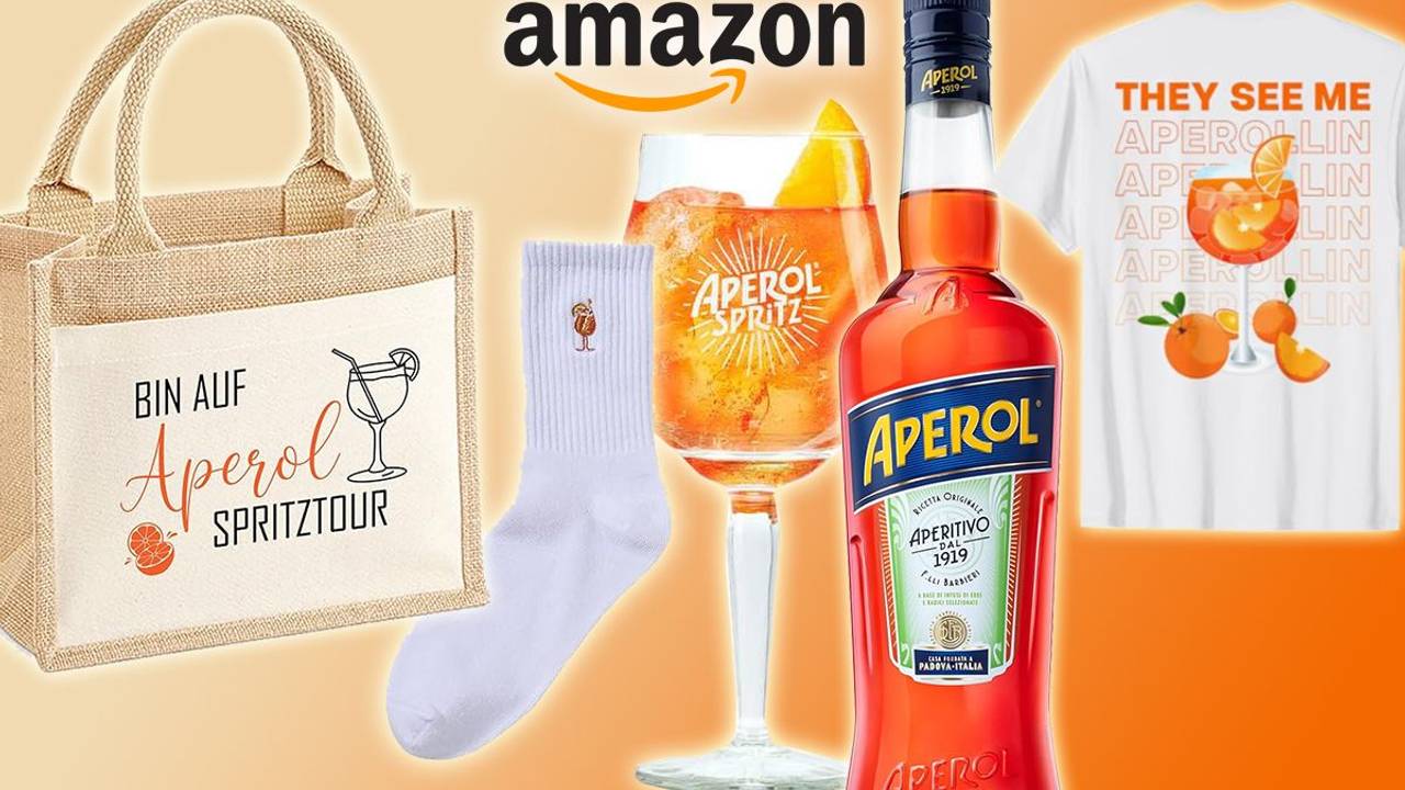 Aperol Produkte wie Tasche, Socken, Glas, Shirt vor orangenem Hintergrund