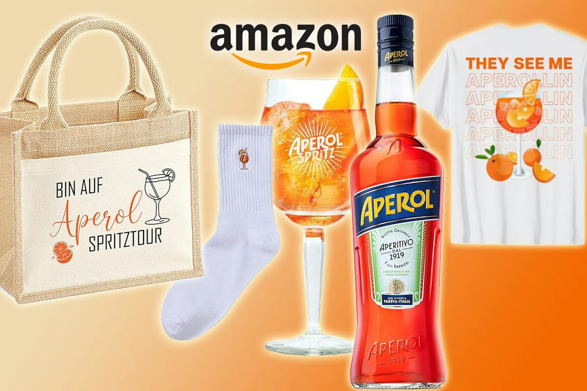 Aperol Produkte wie Tasche, Socken, Glas, Shirt vor orangenem Hintergrund
