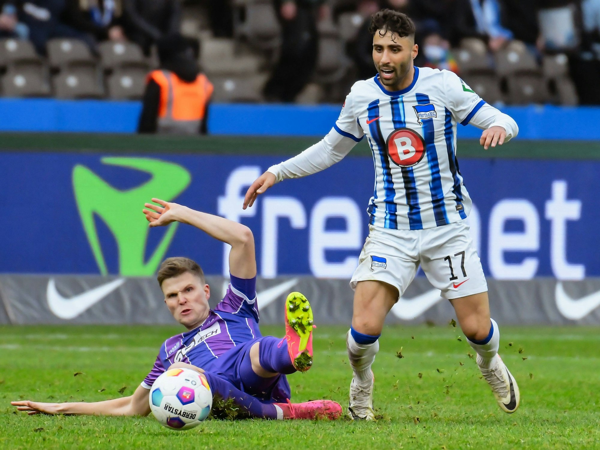 Nader El-Jindaoui kämpft mit einem Gegenspieler um den Ball.