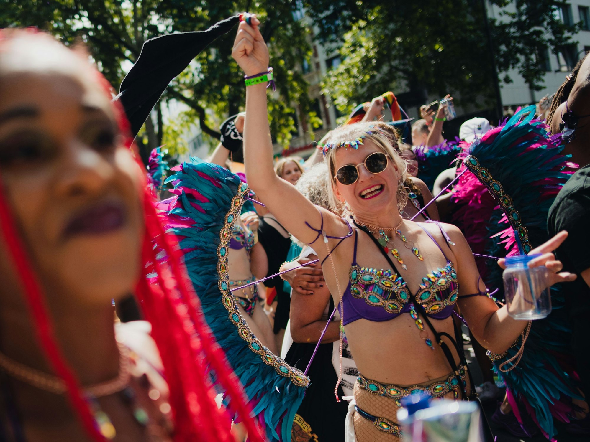 Feiernde bei der CSD-Parade in Köln.