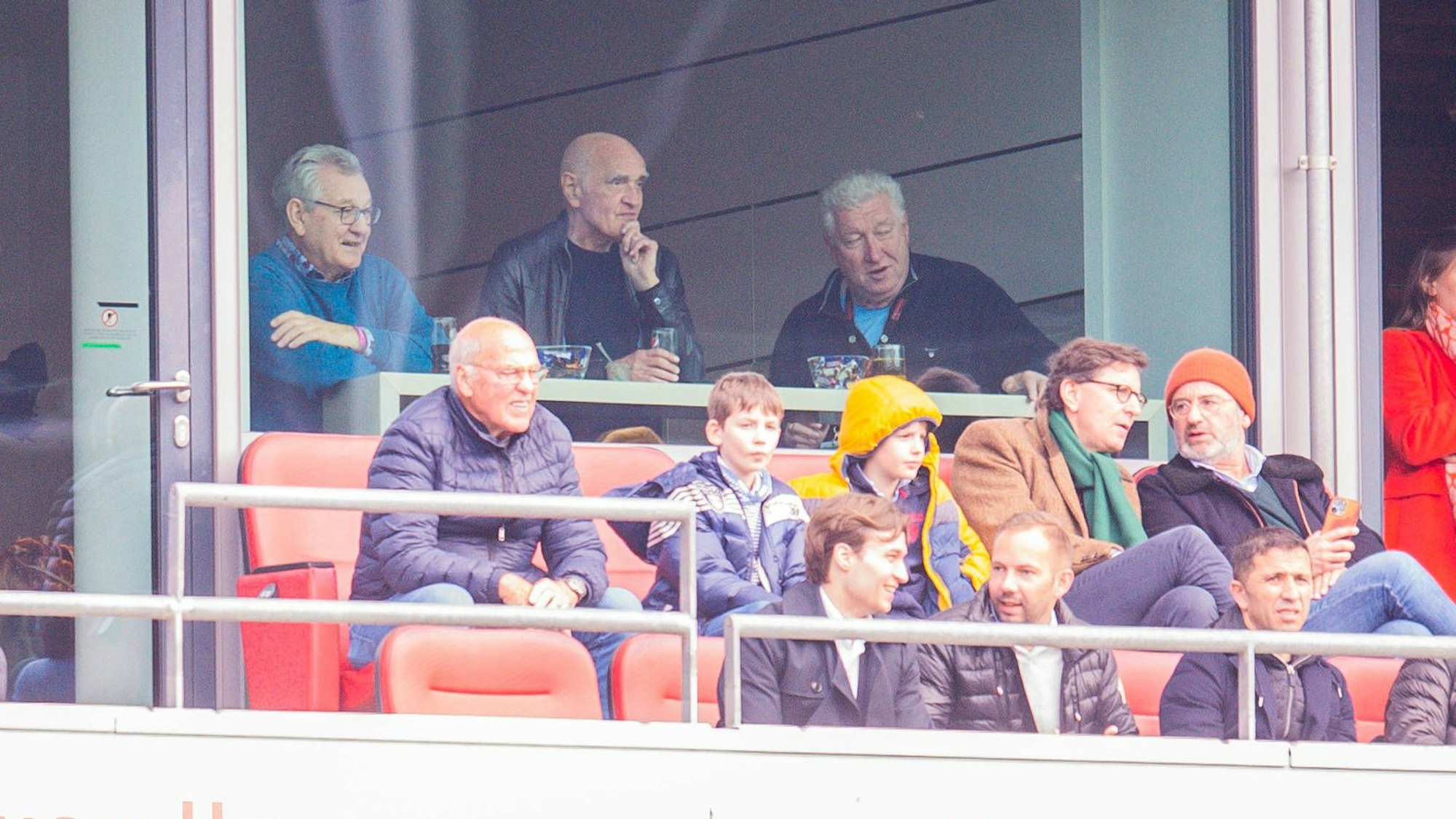 Martin Kind bei einem Heimspiel von Hannover 96 in der Loge. Kin muss seinen Geschäftsführer-Posten nach einem Gerichts-Beschluss räumen.