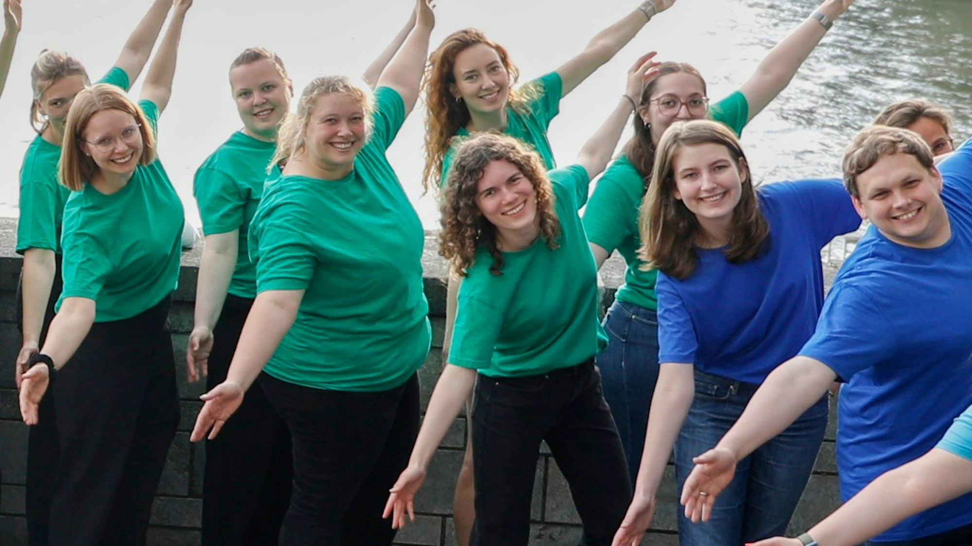 Jugendchor St. Stephan steht am Rhein.