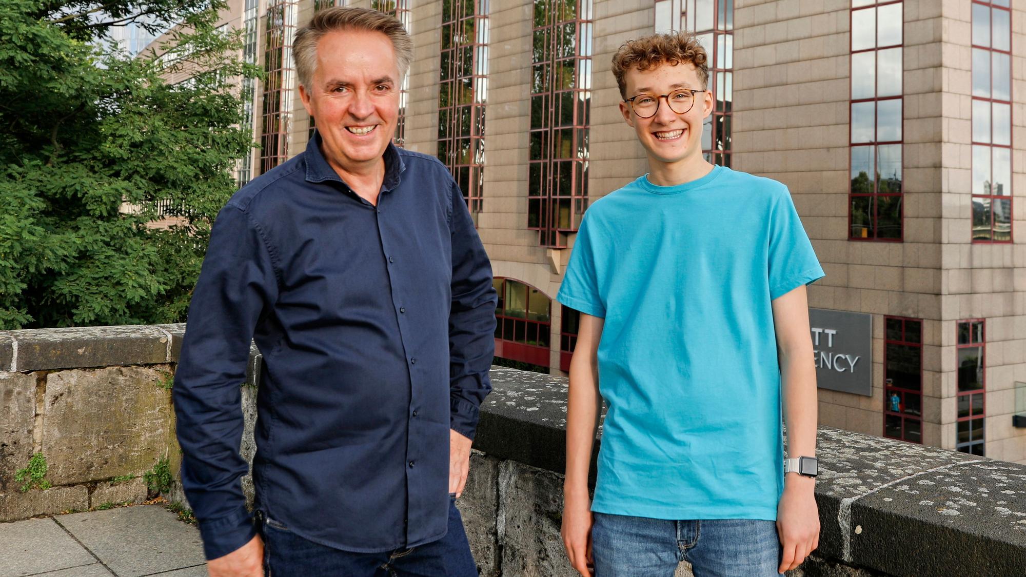 Michael Kokott und der 15-jährige Paul vom Jugendchor St. Stephan.