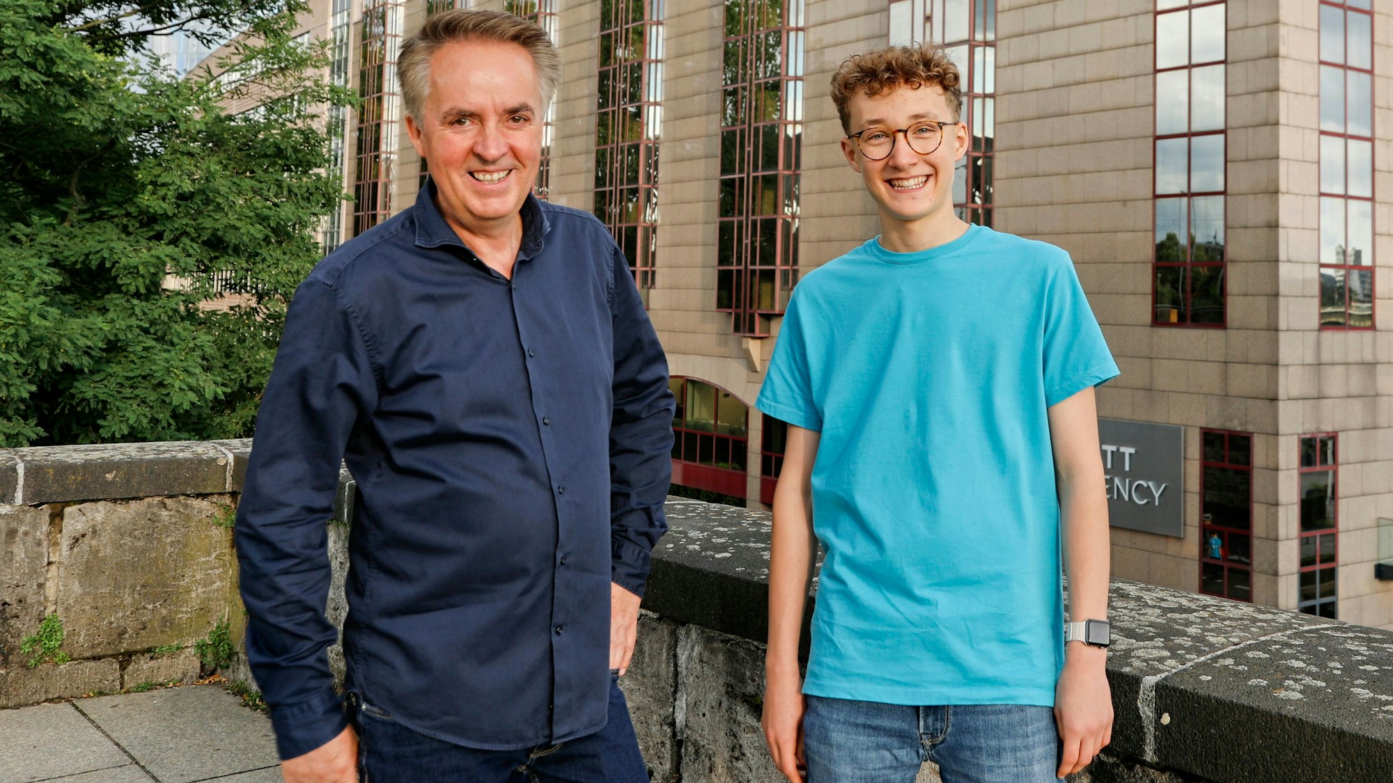 Michael Kokott und der 15-jährige Paul vom Jugendchor St. Stephan.