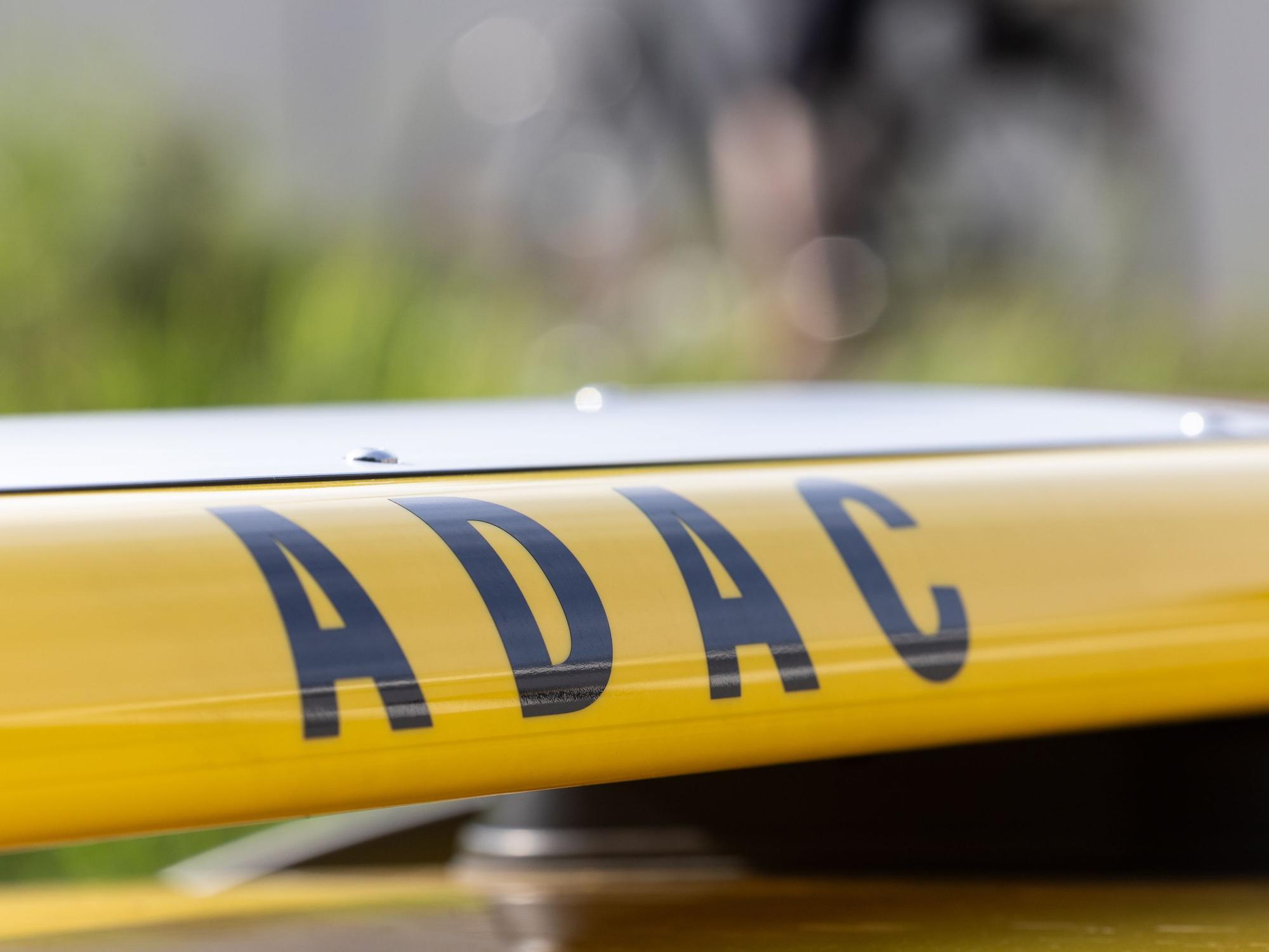 ADAC Schriftzug auf einem Fahrzeug.