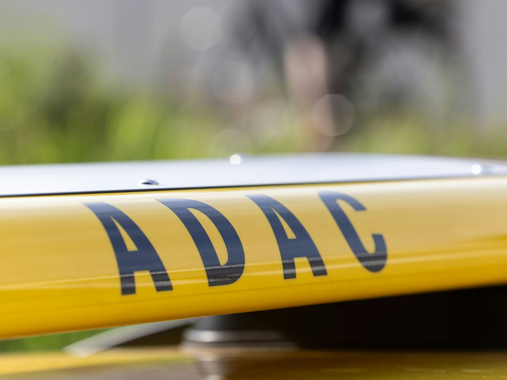 ADAC Schriftzug auf einem Fahrzeug.
