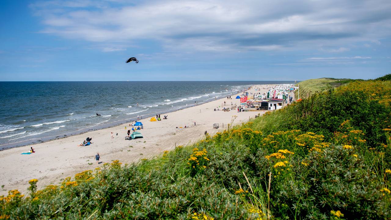 Menschen verbringen ihre Freizeit bei sonnigem Wetter am Strand der Insel Baltrum.