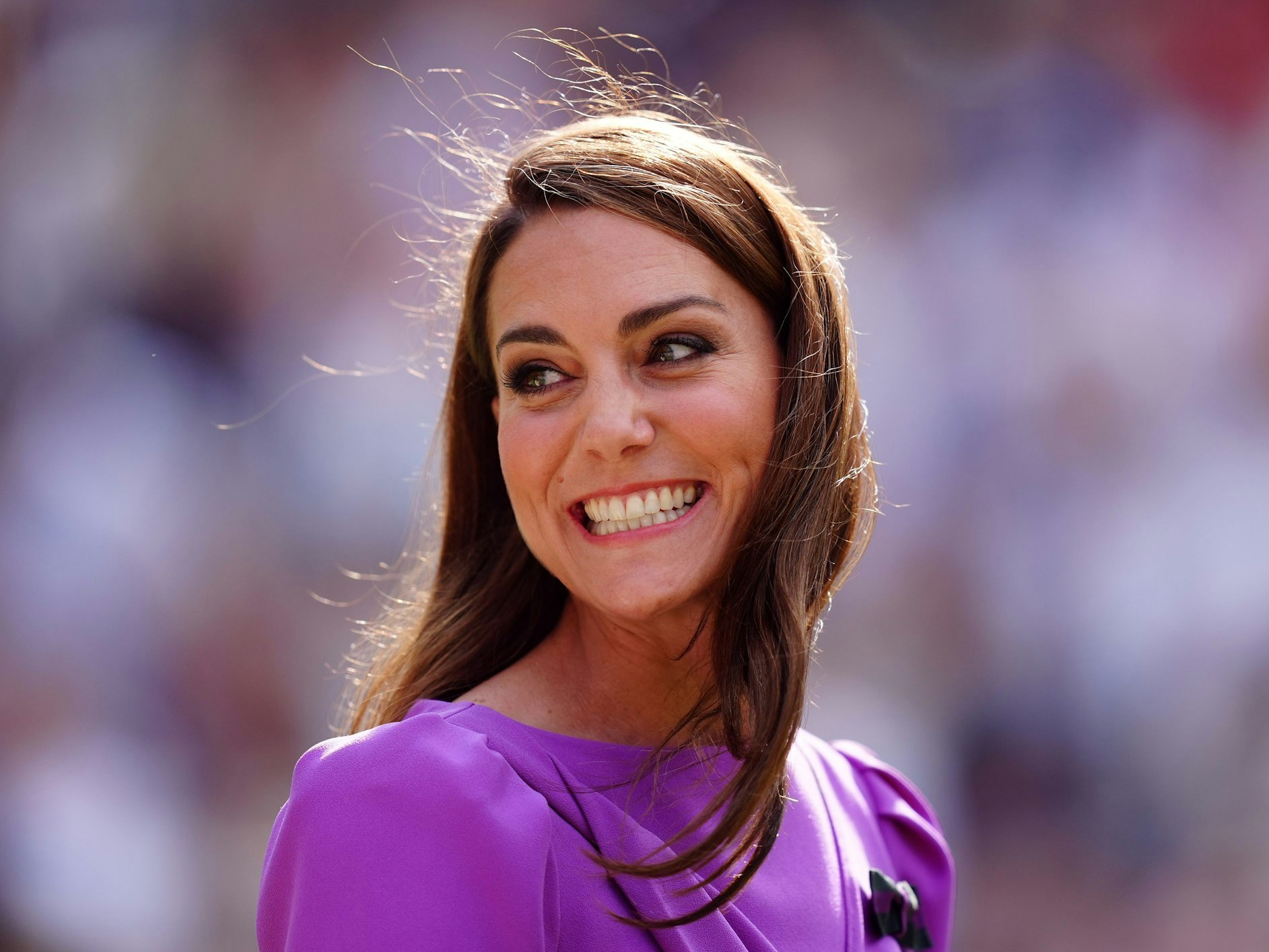 Prinzessin Kate lacht am 14. Juli 2024 bei der Pokalübergabe für das Herreneinzel-Finale in Wimbledon. Die dreifache Mutter ist der Star am royalen Himmel.