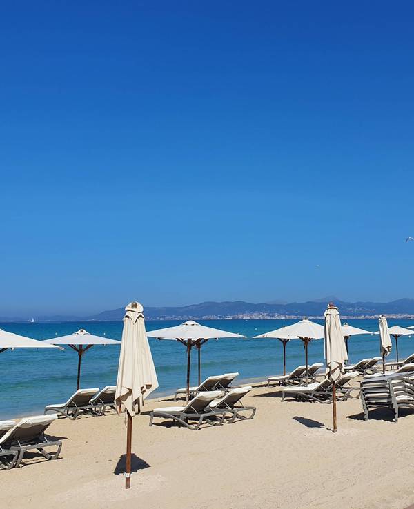 Leere Strandliegen an der Playa de Palma auf Mallorca.