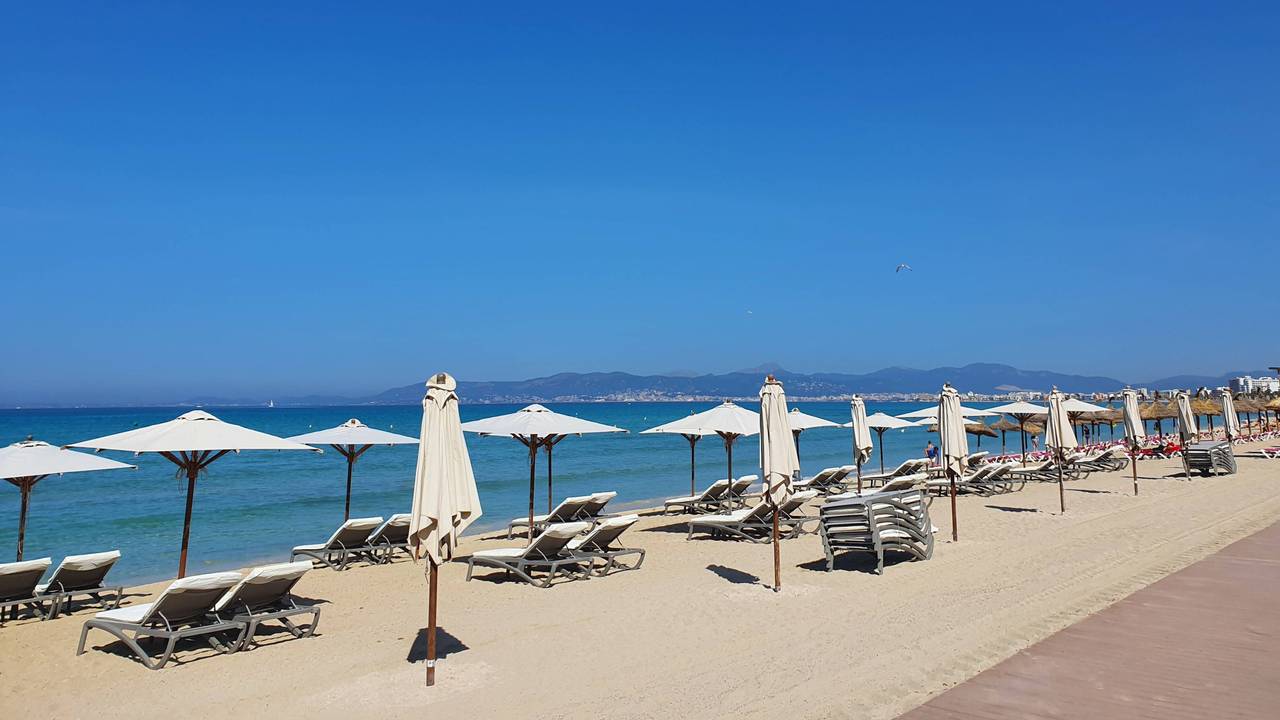 Leere Strandliegen an der Playa de Palma auf Mallorca.