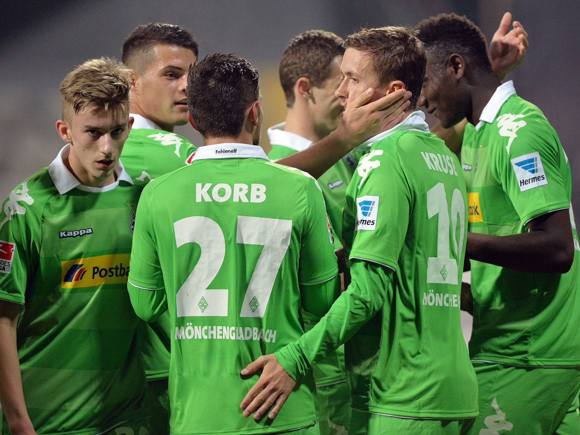 Sinan Kurt, Julian Korb, Granit Xhaka, Peniel Mlapa und Max Kruse bejubeln ein Testspiel-Tor für Borussia Mönchengladbach.