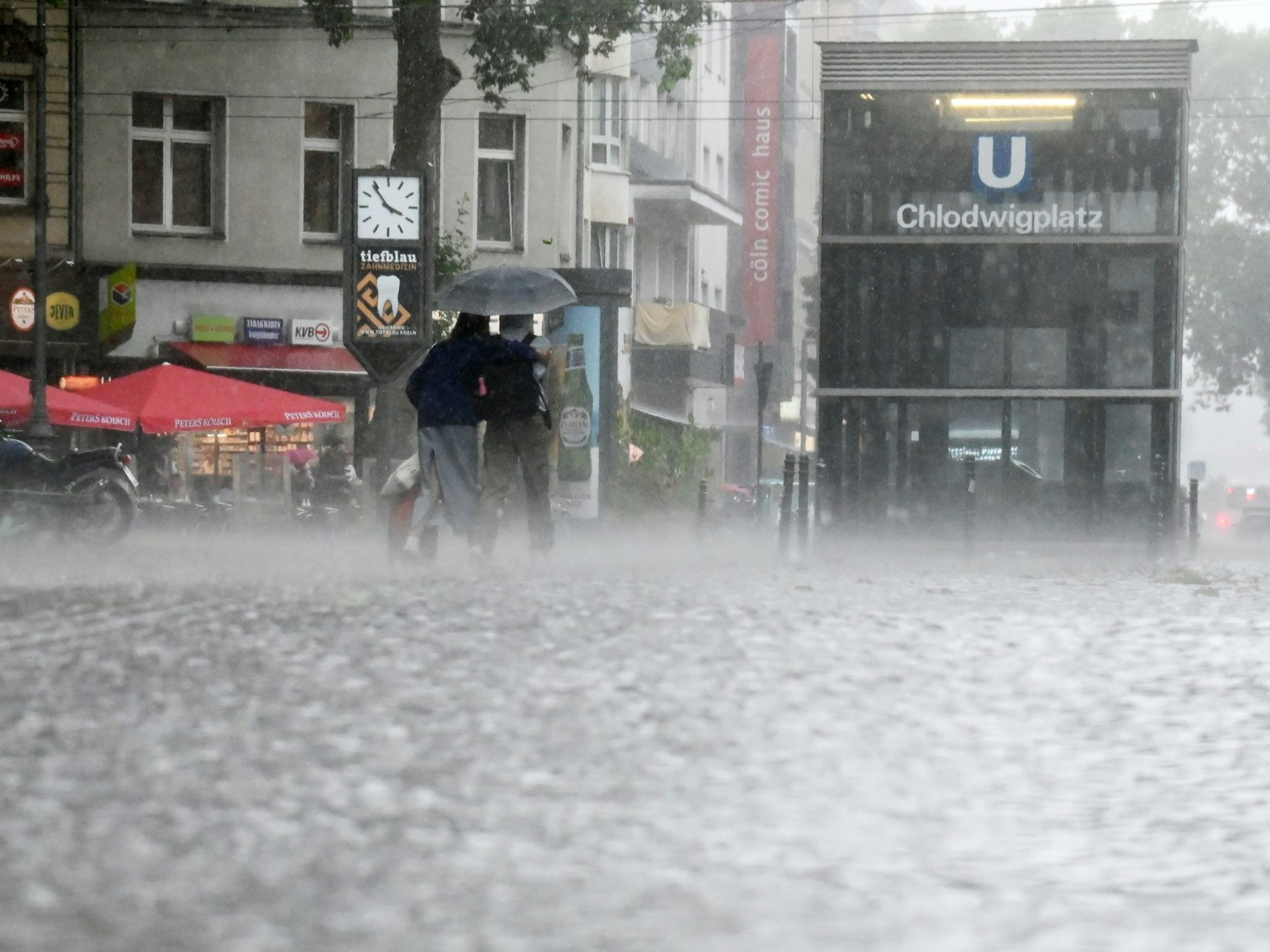 Ein kurzer aber heftiger Schauer über dem Chlowigplatz.