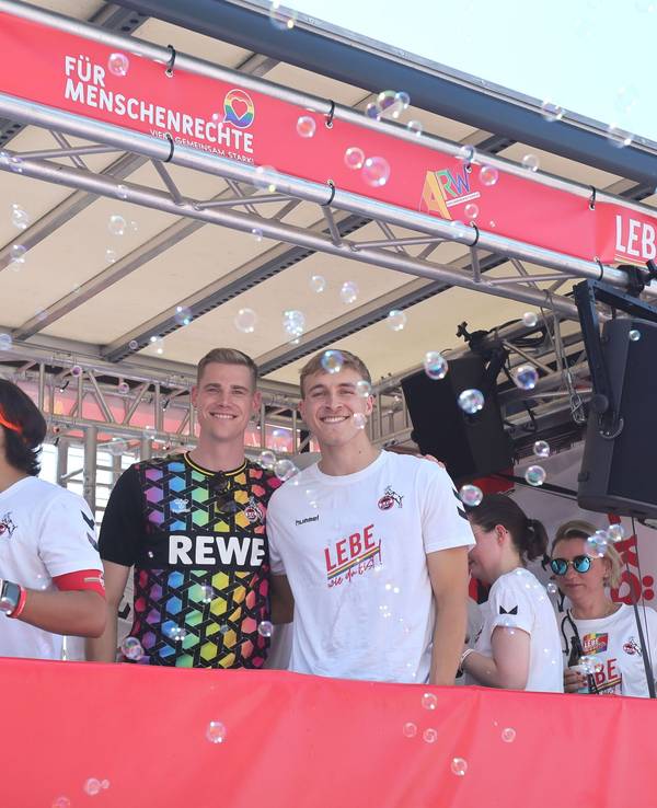 Steffen Tigges und Timo Hübers auf dem CSD-Wagen des 1. FC Köln.