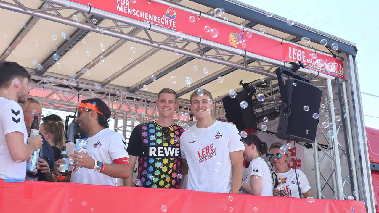 Steffen Tigges und Timo Hübers auf dem CSD-Wagen des 1. FC Köln.