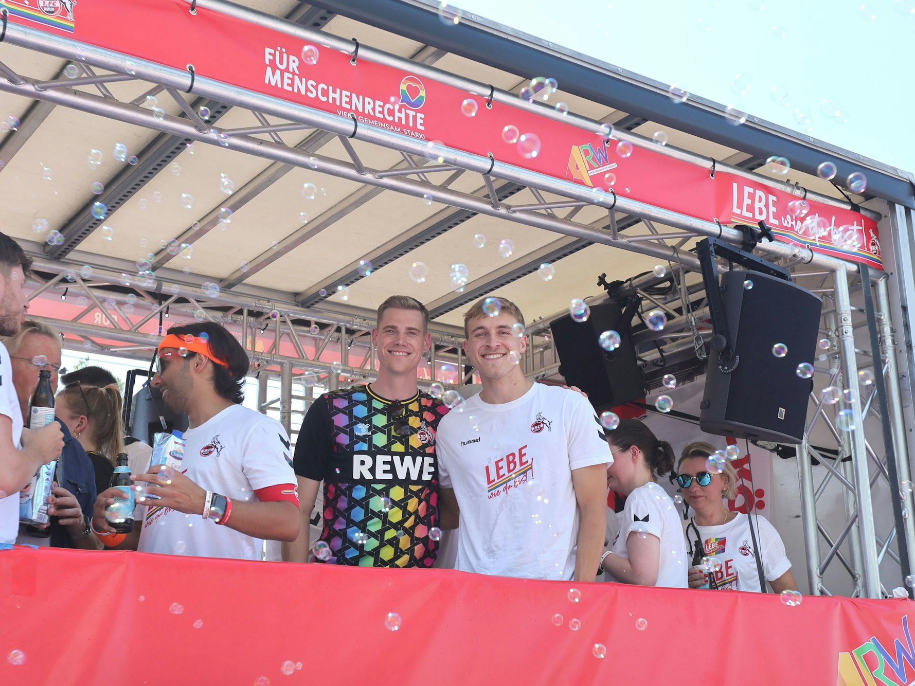 Steffen Tigges und Timo Hübers auf dem CSD-Wagen des 1. FC Köln.