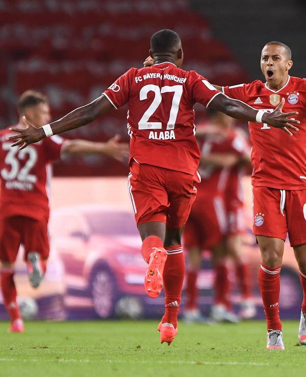 David Alaba und Thiago Alcántara jubeln.