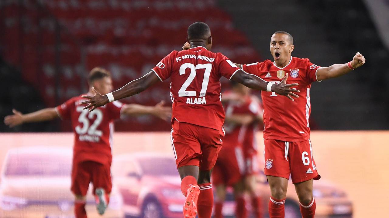 David Alaba und Thiago Alcántara jubeln.