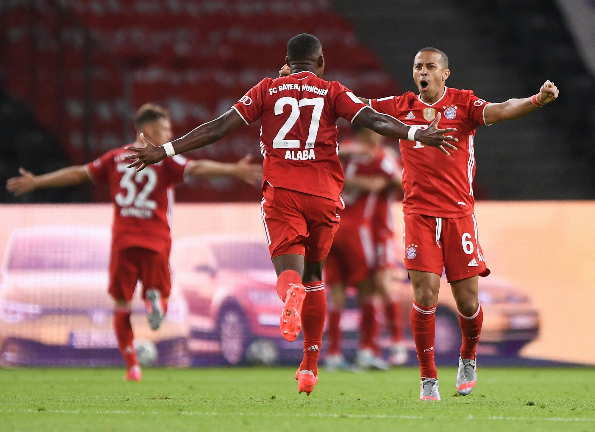 David Alaba und Thiago Alcántara jubeln.