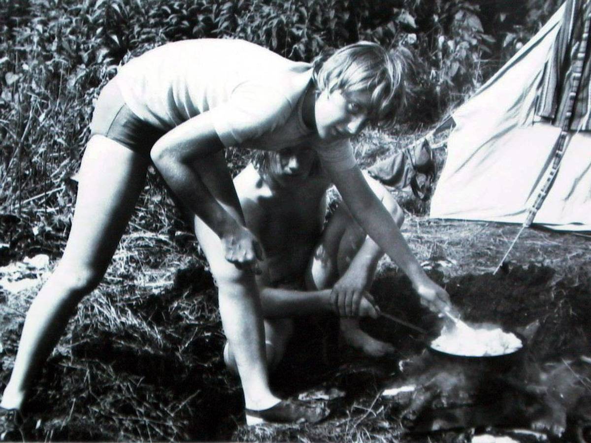 Angela Kasner bereitet im Juli 1973, nach ihrem Abitur mit Freunden beim Camping im brandenburgischen Himmelpfort (damals DDR) auf einer Feuerstelle ein Essen zu.