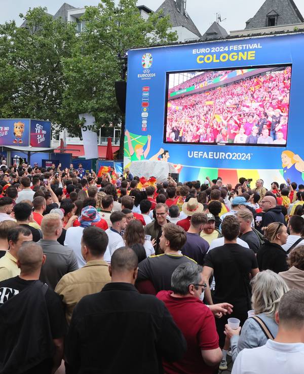 Viele Menschen sehen sich beim Public Viewing in Köln das EM-Spiel zwischen Spanien und Georgien an.