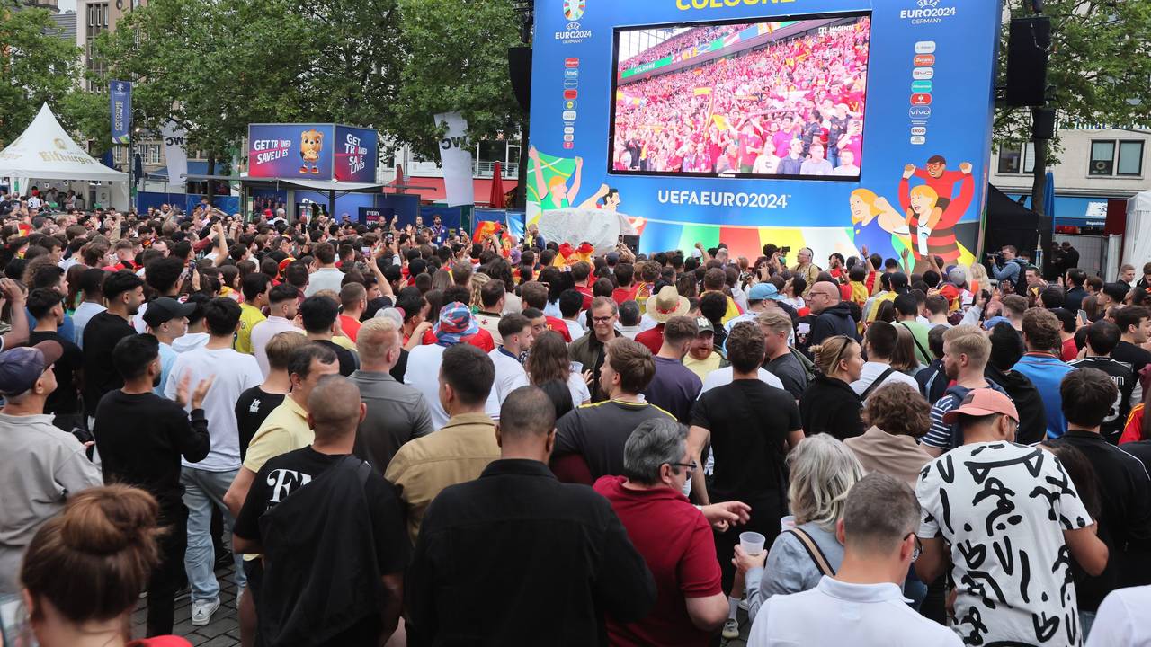 Viele Menschen sehen sich beim Public Viewing in Köln das EM-Spiel zwischen Spanien und Georgien an.