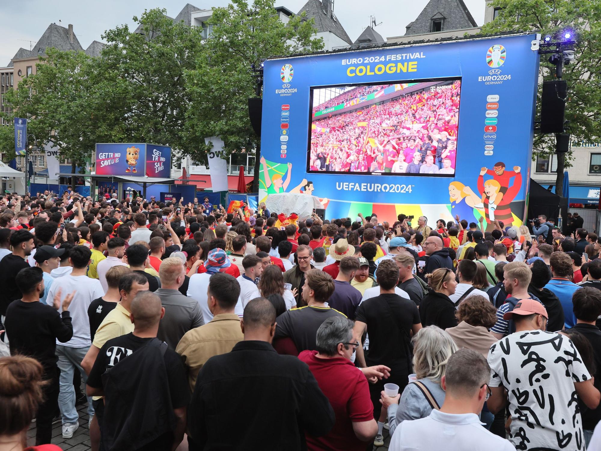 Viele Menschen sehen sich beim Public Viewing in Köln das EM-Spiel zwischen Spanien und Georgien an.