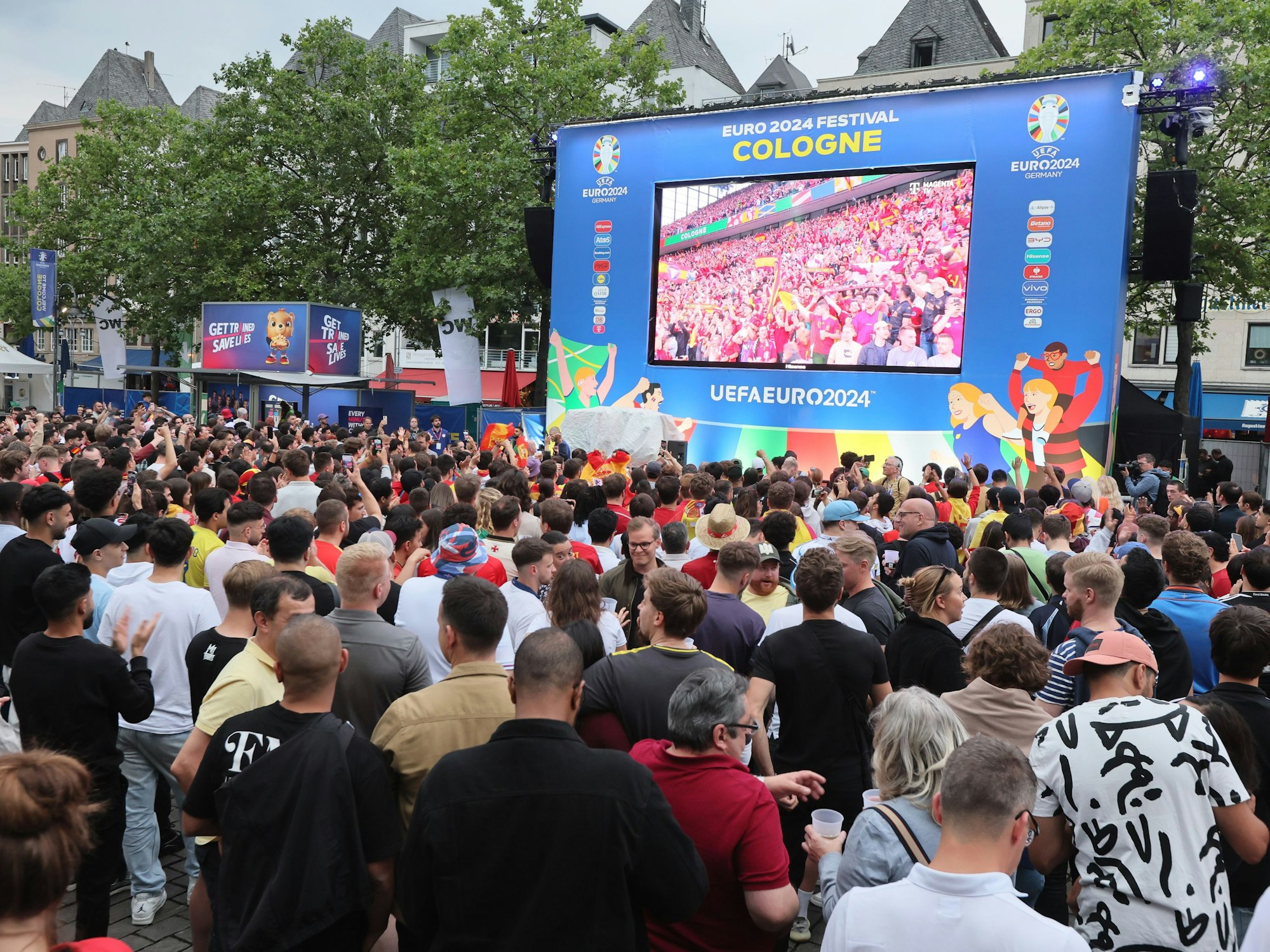 Viele Menschen sehen sich beim Public Viewing in Köln das EM-Spiel zwischen Spanien und Georgien an.