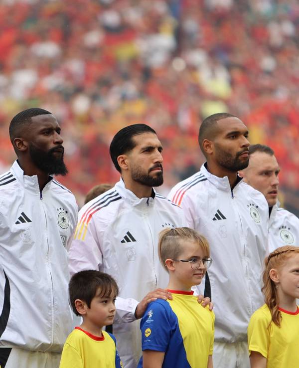 Von links nach rechts: Manuel Neuer, Antonio Rüdiger, Emre Can und Jonathan Tah vor dem Spiel.