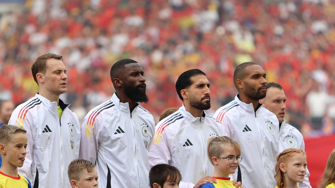 Von links nach rechts: Manuel Neuer, Antonio Rüdiger, Emre Can und Jonathan Tah vor dem Spiel.