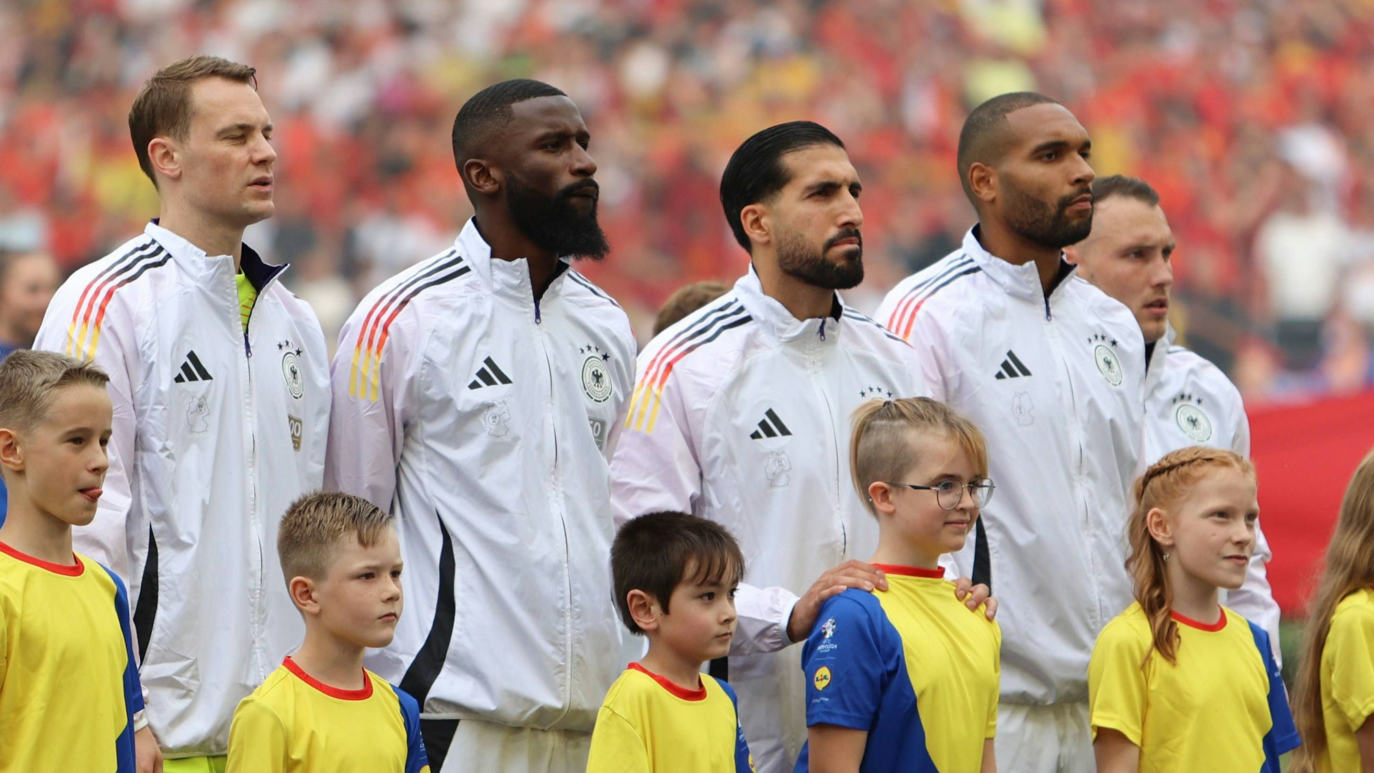 Von links nach rechts: Manuel Neuer, Antonio Rüdiger, Emre Can und Jonathan Tah vor dem Spiel.