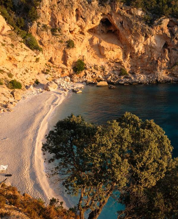 Zum Themendienst-Bericht von Florian Sanktjohanser vom 5. September 2022: Im Morgenlicht ist der Blick vom Zeltplatz auf die Cala Biriola schlicht bezaubernd.