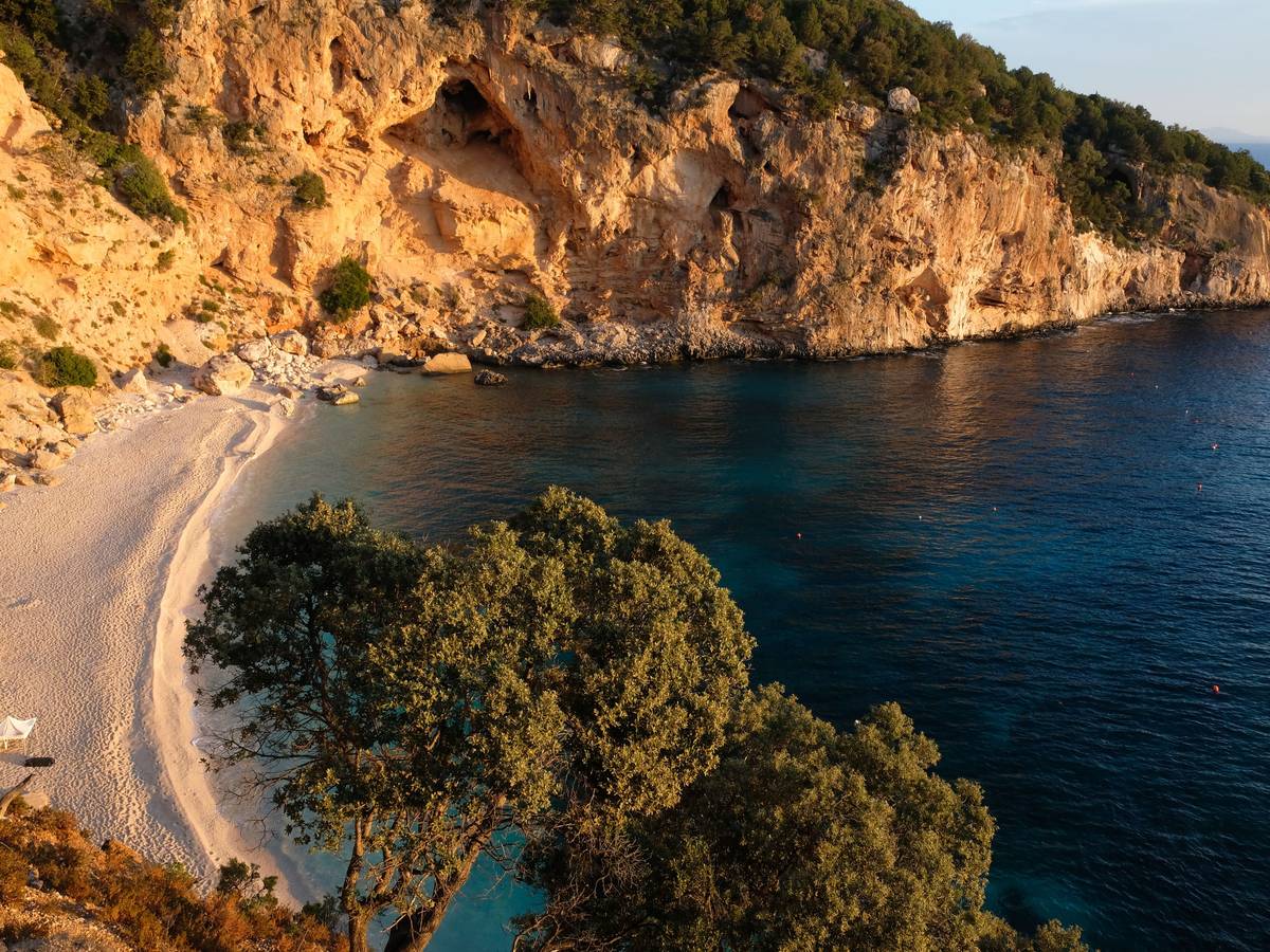 Zum Themendienst-Bericht von Florian Sanktjohanser vom 5. September 2022: Im Morgenlicht ist der Blick vom Zeltplatz auf die Cala Biriola schlicht bezaubernd.