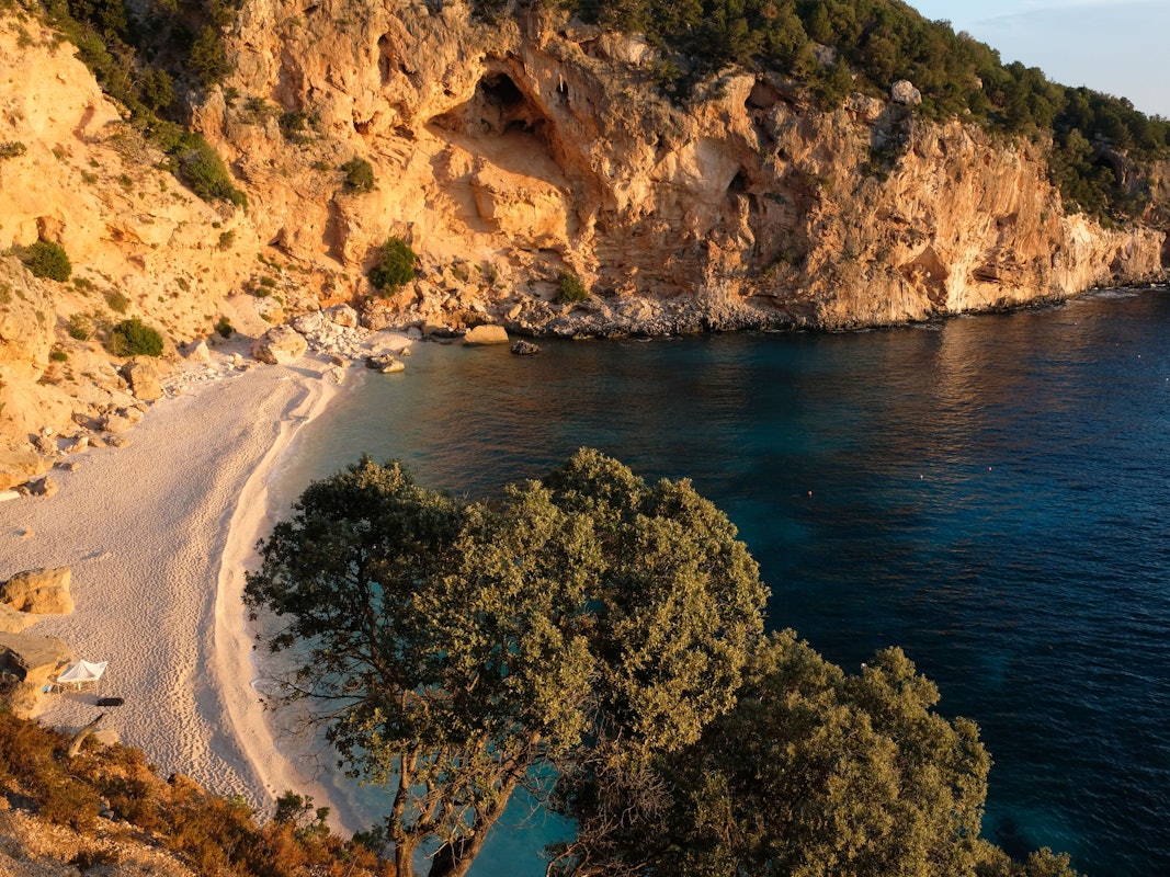 Zum Themendienst-Bericht von Florian Sanktjohanser vom 5. September 2022: Im Morgenlicht ist der Blick vom Zeltplatz auf die Cala Biriola schlicht bezaubernd.