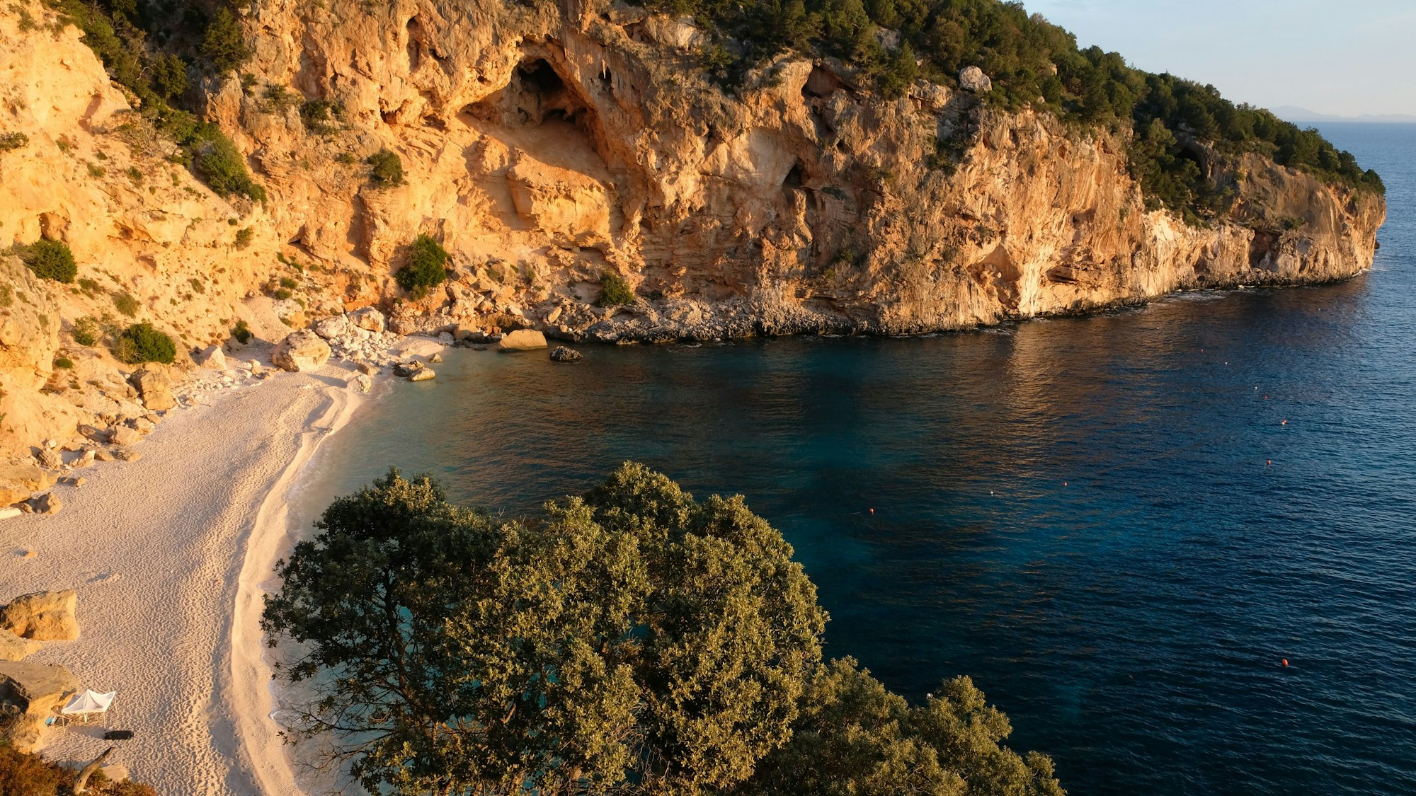 Zum Themendienst-Bericht von Florian Sanktjohanser vom 5. September 2022: Im Morgenlicht ist der Blick vom Zeltplatz auf die Cala Biriola schlicht bezaubernd.