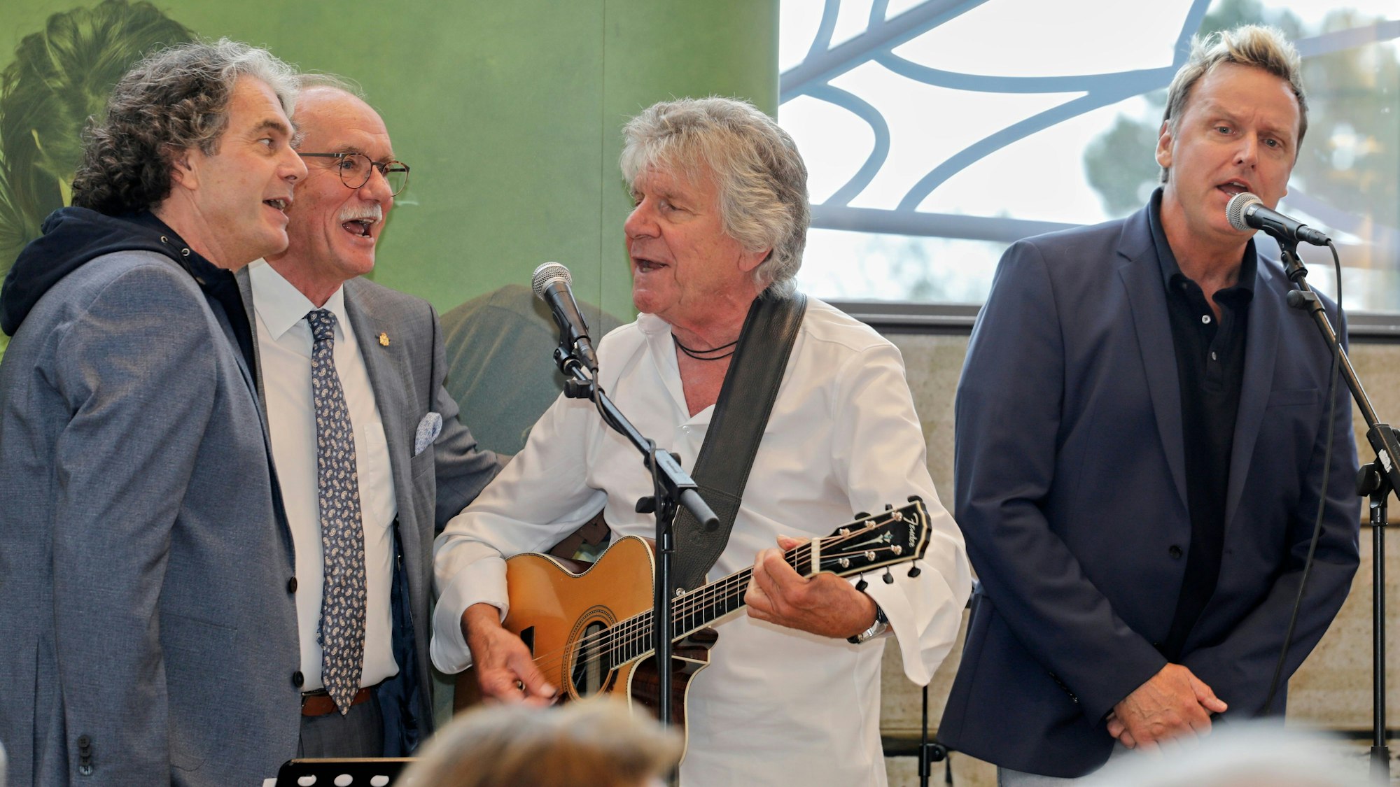 Alex Vesper, Bömmel Lückerath und Mirko Bäumer singen mit Bernhard Conin.