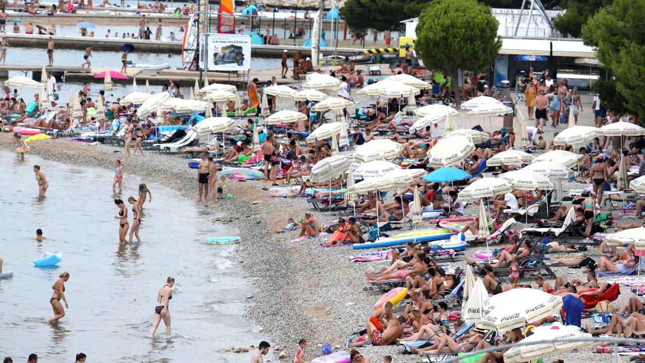 Menschen verbringen im August 2028 Zeit am Strand im kroatischen Vodice.