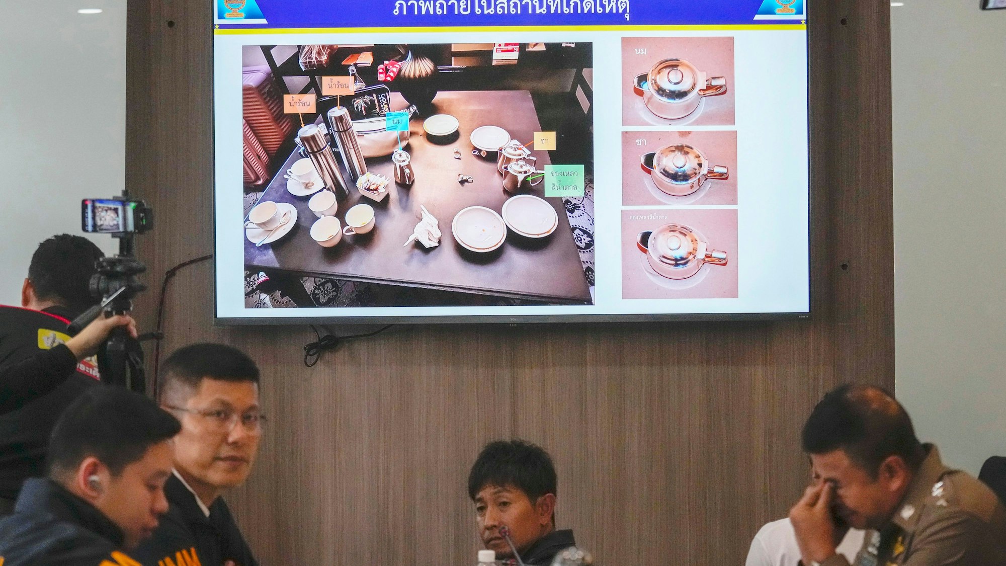 Die thailändische Polizei zeigt am Mittwoch (17. Juli) Bilder von Beweismitteln während einer Pressekonferenz in einer Polizeistation in Bangkok.