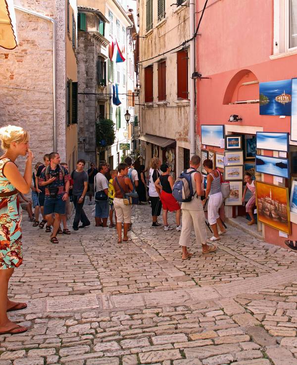 Ihre Vorliebe für Aperol Spritz kam einer Kroatien-Urlauberin jetzt teuer zu stehen. Das Archivfoto (2015) zeigt die Altstadt von Rovinj.