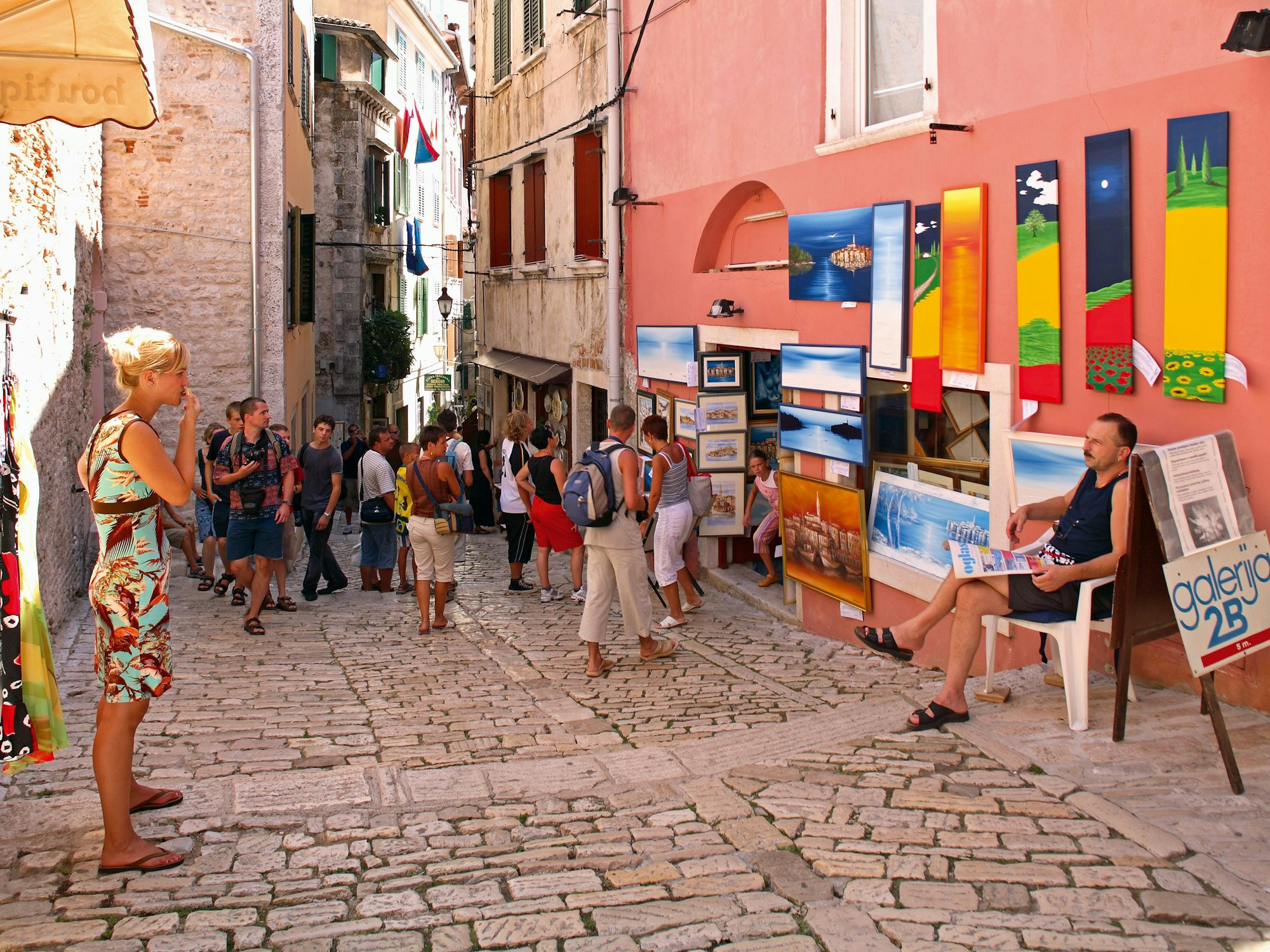 Ihre Vorliebe für Aperol Spritz kam einer Kroatien-Urlauberin jetzt teuer zu stehen. Das Archivfoto (2015) zeigt die Altstadt von Rovinj.