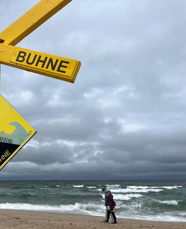 Ein Schild warnt vor Buhnenresten am Strand vor Westerland.