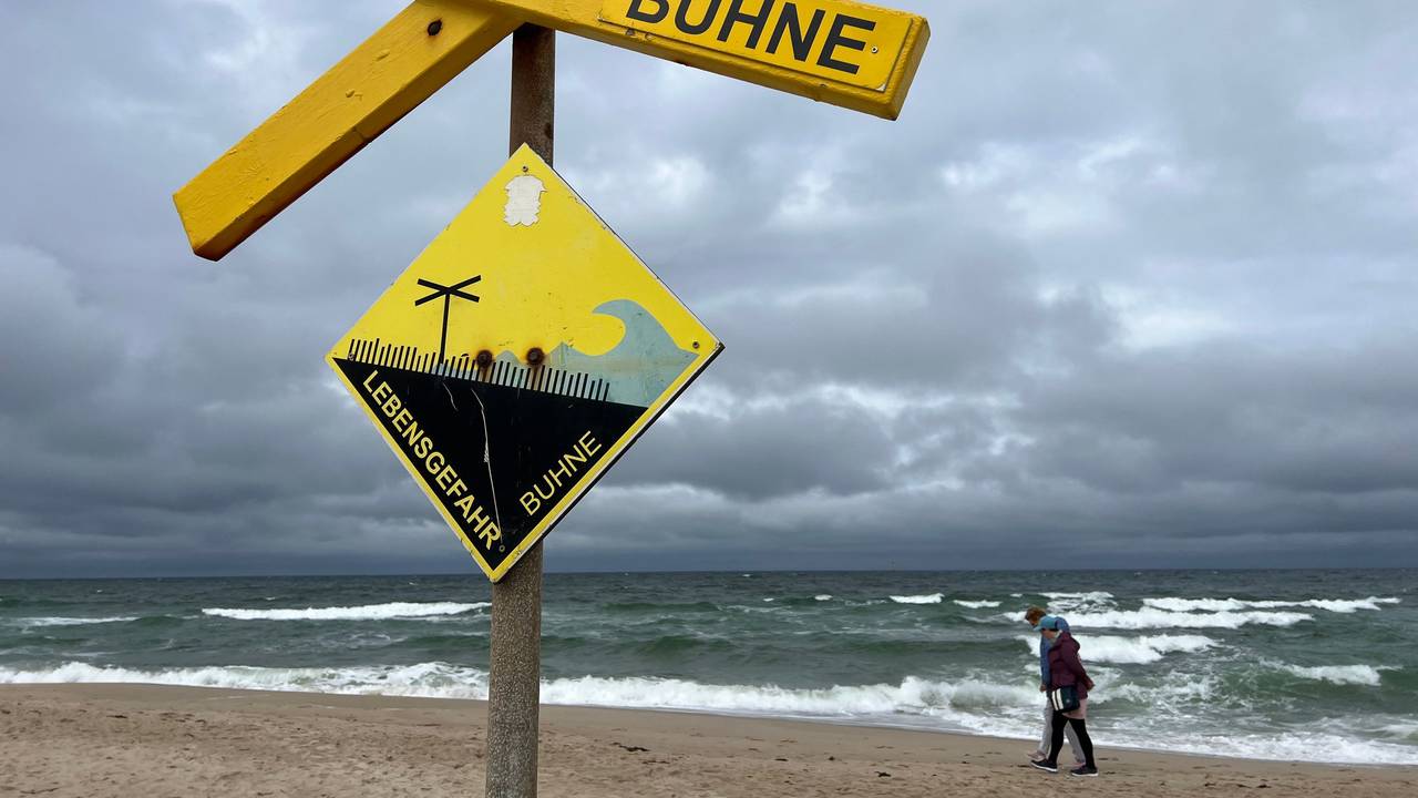 Ein Schild warnt vor Buhnenresten am Strand vor Westerland.