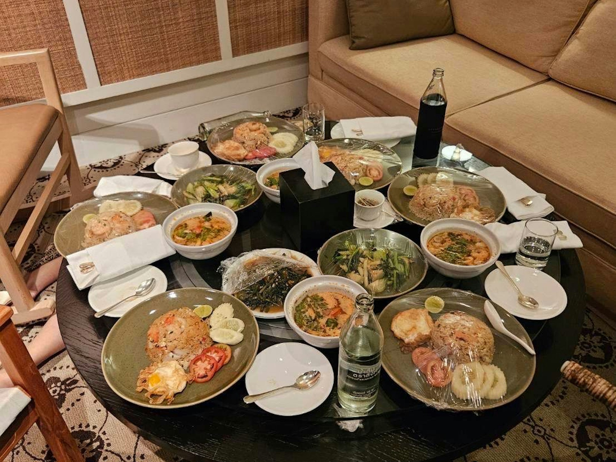 Auf diesem von der thailändischen Polizei veröffentlichten Foto liegen Mahlzeiten auf einem Tisch in einem Zimmer des Grand Hyatt Erawan Hotels, in dem am Dienstag (16. Juli 2024) sechs Menschen aus unbekannten Gründen tot aufgefunden wurden.